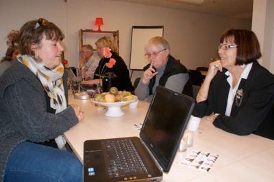 Charlotte Holleufer, dagligleder af Frivilligcenter Ikast-Brande, drøfter her nye idéer med Mona Jeppesen og Lissy Pedersen fra Diabetesforeningen. Kontakten har allerede resulteret i et samarbejde mellem Diabetesforeningen, Ældre Sagen og Hjerteforening om et projekt, der skal være med til at synliggøre de tre foreninger
