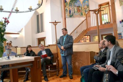 En lille kirke i London bliver brugt optimalt af lokalsamfundet e. I hverdagen fungerer den som daginstitution af mange forskellige befolkningsgrupper og om søndagen er det kirke for en lille udsøgt skare