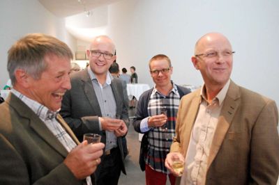 Viceborgmester Preben Christensen og borgmester Carsten Kissmeyer til fernisering på kunstprojektet med Michael Andersen og Tim Sølyst (nr 2 fra højre) fra mental frikommune-gruppen. Dengang var alt tilsyneladende fryd og gammen ...