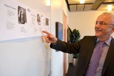 Steen Hebsgaard. Kommunaldirektør Henning Hansen har citater fra Picasso og Einstein hængende på sin opslagstavle. Folk hvis ideer har inspireret ham til mental frikommune-ideerne