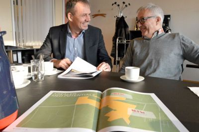 Steen Hebsgaard. Flemming Storgaard (tv) og Peter O. Sørensen drøfter detaljer i det visionære oplæg