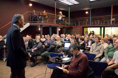 Flemming Storgaard orienterer de mange mødedeltagere om baggrunden