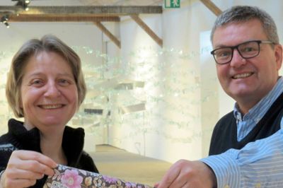 Bente Jensen og Steen Aaes-Jørgensen fra Kunstpakhuset viser her et eksempel på en QR-kode (den hvide firkant i venstre hjørne af plakaten). De vil gerne være med til, at den offentlige kunst i Ikast-Brande bliver formidlet med hjælp fra disse koder.