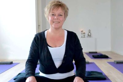 Ole Bitsch. Yoga-instruktør Gitte Kristensen benytter blandt andet denne syngeskål fra Nepal. Skålen er fremstillet af 13 forskellige slags metaller, der udsender afslappende lyde og vibrationer
