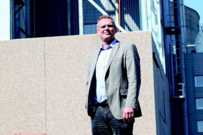 KMC\'s tekniske direktør, Jesper Jensen, foran den bygning, der skal rumme det nye spraytørrings-tårn