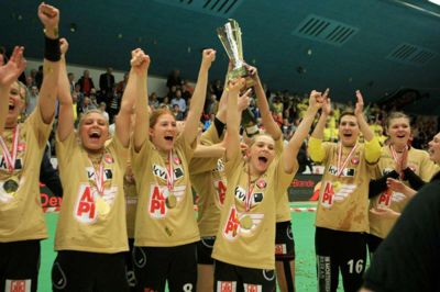 Kenneth Rosenkilde. FCM-spillerne jubler over DM-guldet, der kom i hus efter to sejre over Team Tvis Holstebro