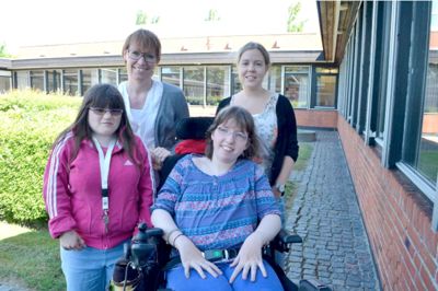 Ole Bitsch. Karoline Gammelby og Stine Nørregaard (forrest) er del af formidlingsgruppen, der holder foredrag om handicappede. Bagest ses projektkoordinator Vivian Vaio (tv.) og studerende Trine Andersen