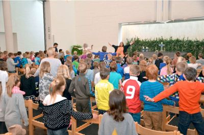 Kaj Ivan Graversen. Salmedans i kirkerummet, Fonnesbæk Kirke