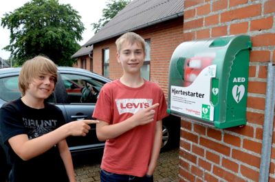 Steen Hebsgaard. Magnus og Jens Nielsen på 13 og 11 år har været på kursus i at bruge hjertestarteren