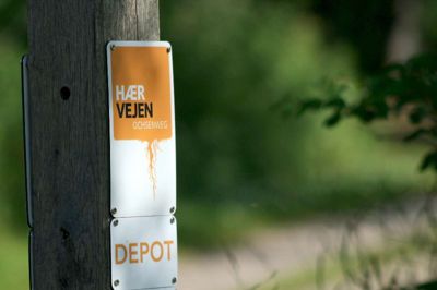 unknown. Som vandrer på Hærvejen vil man måske blive glad for at møde disse skilte. Det er nemlig tegn på, at man kan finde et lille selvbetjent depot med vand og lidt at spise på turen. Boderne stilles op i samarbejde mellem Destination Hærvejen og private. Foto: Steen Ancher unknown