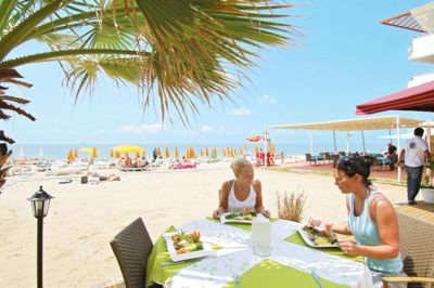 Falk Lauritsen Rejser. En let frokost på stranden er måske det, som trækker danskerne til Alanya