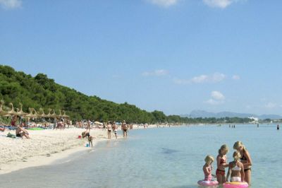 (Foto: Bravo Tours). Danskerne vil sydpå i sommerferien - som her ved stranden Alcúdia på Mallorca