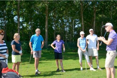 Rune Axelsen. Golftræner Søren S. Kjeldsen giver gode råd, til at komme væk fra bunkeren, hvis uheldet er ude