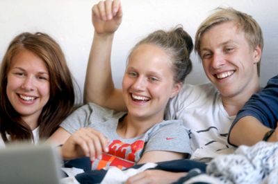 Mange elever finder venner for livet på Midtjysk Efterskole. Nu kan man også blive ven med skolen og få indflydelse på dens fremtid