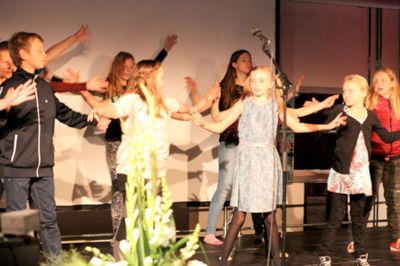 Teaterspirerne indledte den afsluttende event med at give et nummer fra forårets succesforestilling "Bølle Bob".