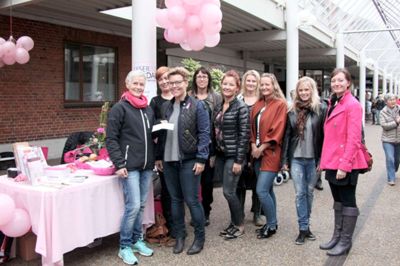 Ladies Circle i Ikast kom med en check på knapt 17.000 til kampagnen. Her får Turid Trier den overrakt