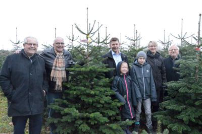 Steen Hebsgaard. Så er der klar til juletræssalg mm. på Møllegaarden. Fra venstre "julemand" Jørgen Faxholm, Mogens Clausen, Jan og Lene Østergaard med børnene Camilla og Martin, samt Henning Busk, formand Kræftens Bekæmpelse.