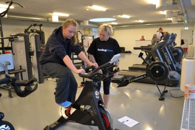 Ole Bitsch. 18-årige Michelle Hansen fra Bording har netop meldt sig ind i Bording Fitness. Her får hun gode råd af Inge Dinis - en af centrets 14 uddannede instruktører