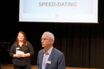Kommunaldirektør Henning Hansen bød velkommen. I baggrunden Pia Palmelund, RemisenBrande, der orienterede deltagerne om ideen bag projektet og hvordan man ønskede at Speed-Dating dagen skulle forløbe