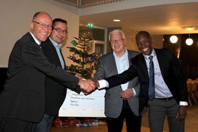 På billedet ses Stig Göte og Henrik Borum, Ikast Rotary Klub og Niels Laurits Thygesen samt daglig leder af ISIB Ricardo Passo