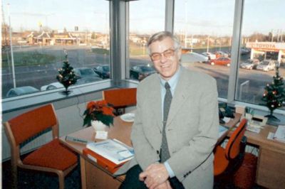Nils Lund. Leo Vestergaard som vi vil huske ham - med et stort drenget smil, her siddende i det nye domicil, da det blev taget i brug i 1996 (Foto: Nils Lund)