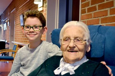 Sigrid Kristensen fylder onsdag den 19. marts 100 år og ses her sammen med oldebarnet Marius, der har leget meget med sin oldemor
