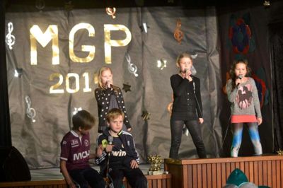 Ole Bitsch. Gruppen "Girls & Boys" leverede sangen "Når drømme bliver til virkelighed"