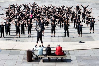 Der svinges med både arme og ben, når de aktive seniorer mødes til gymnastik. En gang om året foregår det på torvet i Ikast. Foto: Tom Laursen