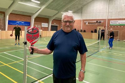 Peder Stagis er mest til boldspil til seniormotion. Han er blevet vild med pickleball, der er en blanding af tennis, badminton og bordtennis.