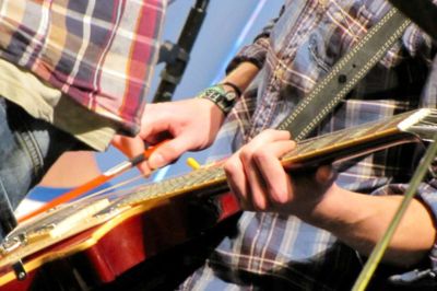 Fra afslutningskoncerten på samlingen på Struer Musikskole i november 2013. Her blev også eksperimenteret med lyde og alternative spillemetoder. Her ses en af guitaristerne spille med violinbue. Til denne samling deltog elever fra Struer Musikskole, Lemvig Musikskole, Thisted Musikskole og Musikskolen på Mors. (Foto: Jens Dammeyer Sørensen)