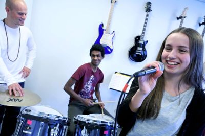 Julie Greve Jensen gør mest i sang, mens Sangkaran Illankumaran håber på med tiden at kunne leve af at tæske trommeskind. Her er de sammen med Andreas Andersen, der var en af instruktørerne på talenttræffet i Ikast-Brande Musikskole. ?Foto: Henrik Ole Jensen