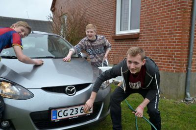 Eleverne på Hestlund Efterskole vasker biler på mandag og tager ud og hjælper folk med praktisk hjælp. Man kan stadig nå at bestille en eller flere elever