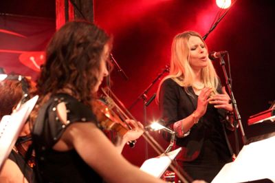 Julie Wieland og førsteviolinist Isabella Papi gentager samarbejdet fra nytårskoncerten, når Ikast-Brande Musikskole afholder forårskoncert i RemisenBrande d. 24. april