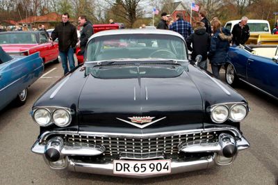 En flot, velholdt Cadillac omgivet af andre store amerikanerbiler på parkeringspladsen ved hallen i Hampen. Lørdag stod i bilerne, musikken og madens tegn, da byen nærmest blev omdannet til en sydstat.