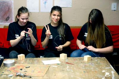 Der er for få pauser, men ellers er det rigtig sjovt, siger Ellen, Laura og Caroline, som sammen har taget turen fra Fredericia til Ejstrupholm for at prøve et døgn på Midtjysk Efterskole