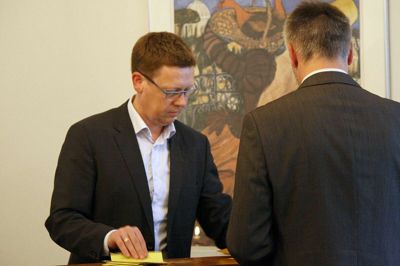 Aftenens ordstyrer, advokat Martin Plum Juul og vandværkets driftsleder Lars Nørgaard tæller stemmesedler op. Fem stemte for forslaget. 39 stemte imod.