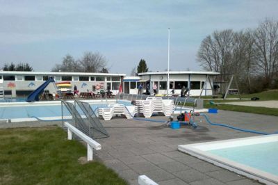 Et glimt fra »arbejdsdagen« i 2013, hvor Bording Friluftsbad blev klartgjort til sæsonen (Privatfoto)