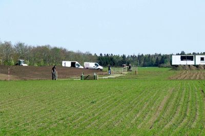 Bestyrelse og frivillige har de seneste dage haft travlt med at gøre klar til premieren på den nye tractor pulling-arena ved Brande. ? Foto: Flemming Thulstrup