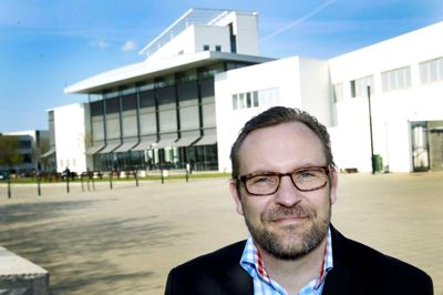 Jacob Kjær Eskildsen arbejdede i 1996 og 1997 blandt andet på centralsygehuset i Herning. Han regner med at det har haft en afsmittende effekt på hans forskning. Mens mange andre forsker på baggrund af information fra databaser, har det meste af hans forskning været i samarbejde med virksomheder og baseret på data fra virksomheder.?Foto: Flemming Hansen