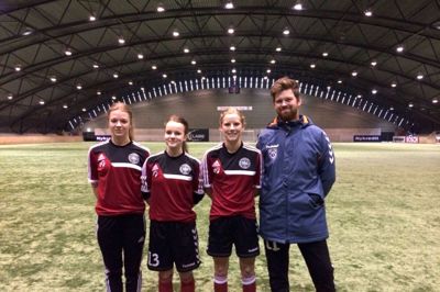 U-landsholdspilleren Freja Kjærsig Sunesen (tv.) fra Vildbjerg bliver til næste skoleår en del af talentsamarbejdet mellem DBU og ISI Idrætsefterskole i Ikast. Hun flankeres af landsholdskammeraterne Mia Rødvig Olesen, Majken Greve Hansen og John Færgemann - alle fra Vildbjerg SF
