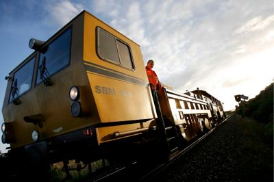 Det er en ordentlig krabat af et specialtog, der sidst i maj besøger de midtjyske jernbaneskinner. ?Foto: Tom Laursen