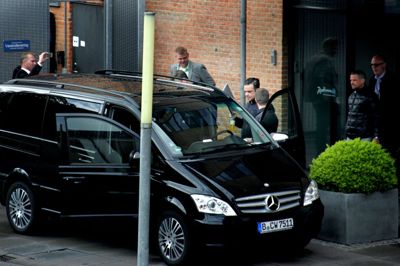 Robbie Williams, med appelsinvand og bærbar computer i hånden, kom til Silkeborg efter at have holdt koncert i Tyskland. Derfor var han kørende i en tysk Mercedes, som kørte ham til og fra koncerterne i Herning. Selvom han tilbragte tre overnatninger i Silkeborg, var han ikke »kulturel«. Han tilbragte størstedelen af tiden på hotellet.