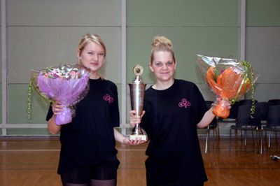 Malene Bjerg Jensen (t.v.) og Pia Fisker Kristensen fik Ejstrupholm Gymnastikforenings lederpris (Elly Rohbach-prisen) for deres store engagement, gode ideer, skøre påfund og smittende humør,