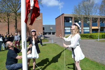 IB-studenterne Jenifer Laursen (tv.) og Aislinn Dillon kunne torsdag hejse flaget ved Ikast-Brande Gymnasium (Foto: Ole Bitsch)