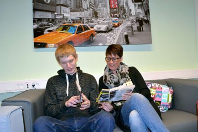 Morten Bøgild og Pia Brix har fundet stakken af spil frem og forsøger at finde det, der skal være den fælles udfordring.