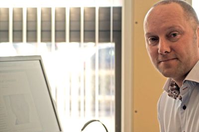 Tonny Mikkelsen - klar ved computeren og Linkedln