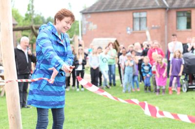Formand for friskolens bestyrelse, Gitte Johansen, var blevet udstyret med "den gyldne saks", som blev brugt til at klippe snoren med. Til venstre (med mikrofonen) skimtes Lars Ole Godskesen fra Klovborg Friskoles Venner.