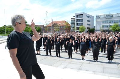 Tirsdag var store dele af Torvet i Ikast dækket af 200 gymnastikglade medlemmer fra Senior Sport & Motion (Foto: Ole Bitsch)