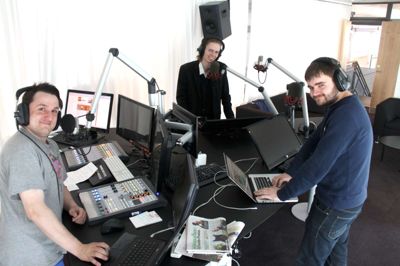 Her ses de nye værter på Radio Silkeborg fra venstre morgenvært Nadim Adam, bagerst eftermiddagsvært Christoffer Josefsen samt morgenvært Andreas Lynge. Radio Silkeborg har sit udgangspunkt på Papirfabrikken, sammen med Midtjyllands Avis og mja.dk samt koncernens øvrige medieaktiviteter - ?Foto: Søren Nielsen