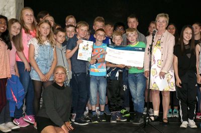 Kulturminister Marianne Jelved (midten) og entertaineren Signe Lindkvist (forrest til venstre) overrakte 10.000 kroner til elever fra Ikast Nordre Skole (Foto: Mette Udesen, Kulturstyrelsen)